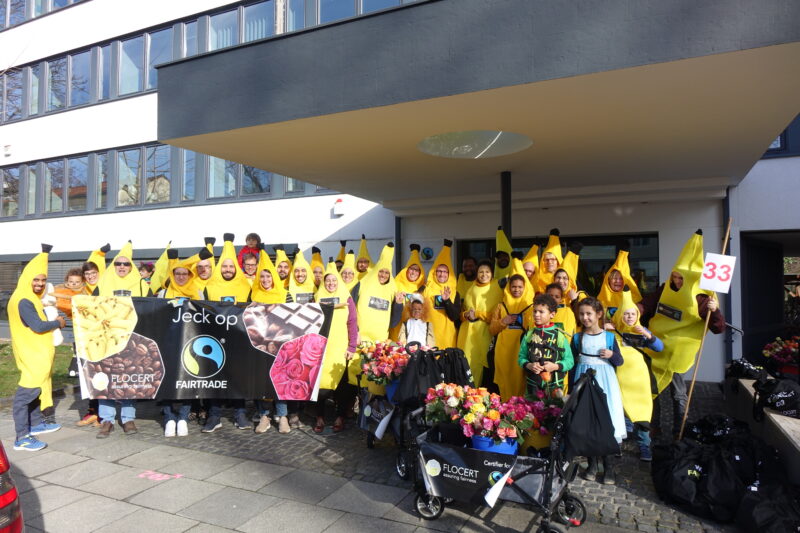 El equipo de FLOCERT en costumers de plátano delante de la oficina de FLOCERT para carneval